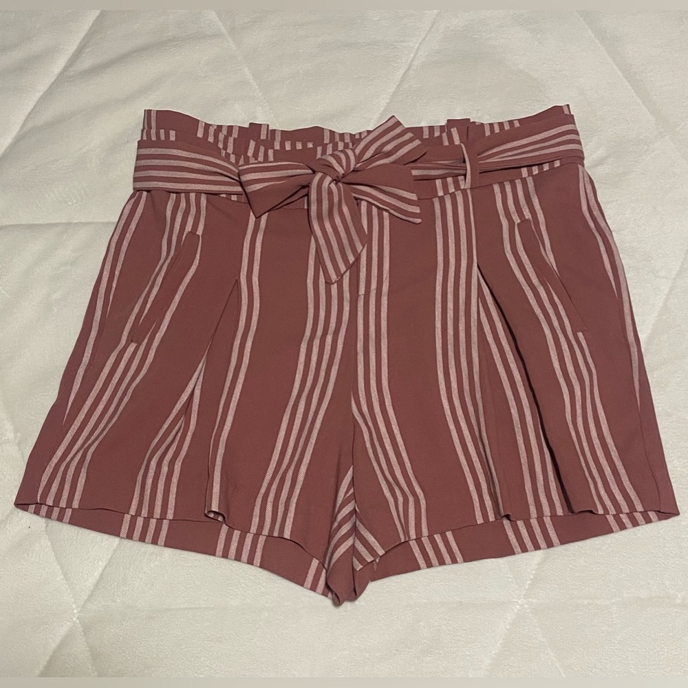 Torrid 5 Inch Stretch Crepe Mid-Rise Tie-Front Short Sz 10